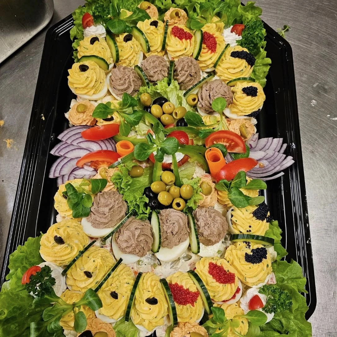 Töltött tojástál